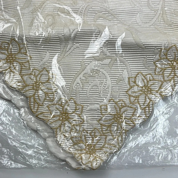 Beautiful cream & Gold Christmas /Holiday Table Runner - Picture 2 of 5